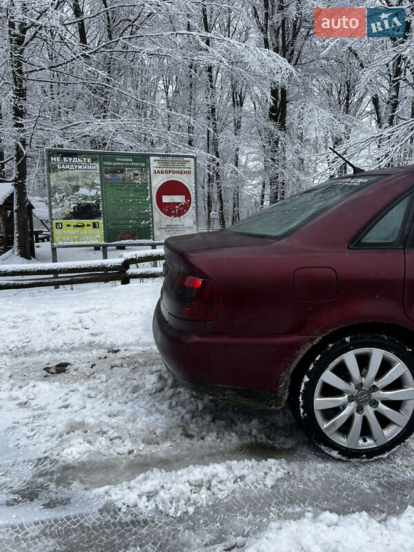 Седан Audi A4 1998 в Кельменцях