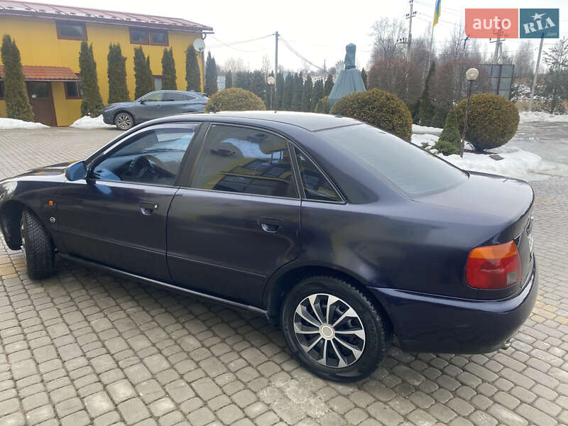 Седан Audi A4 1995 в Трускавці