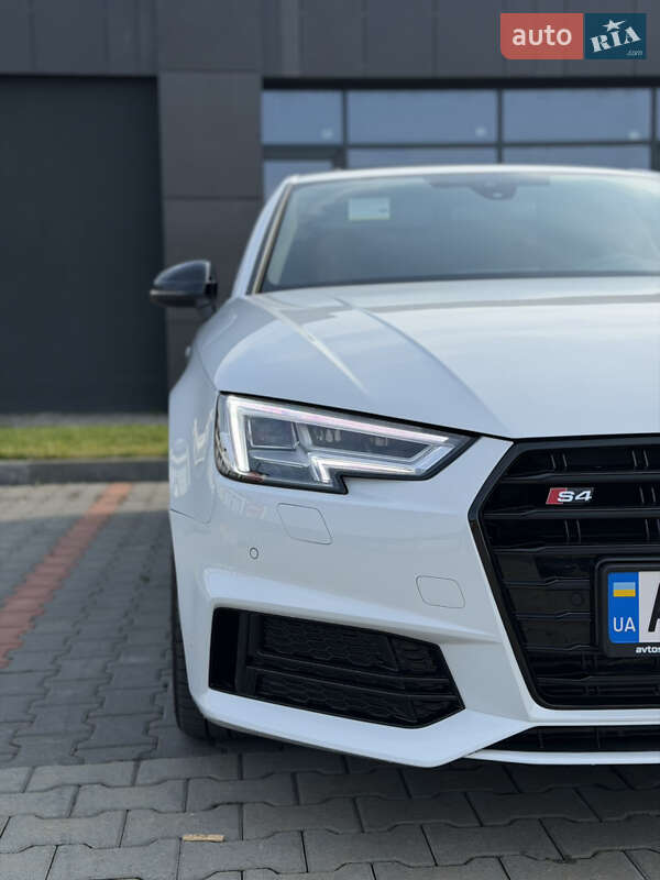 Седан Audi A4 2017 в Мукачево