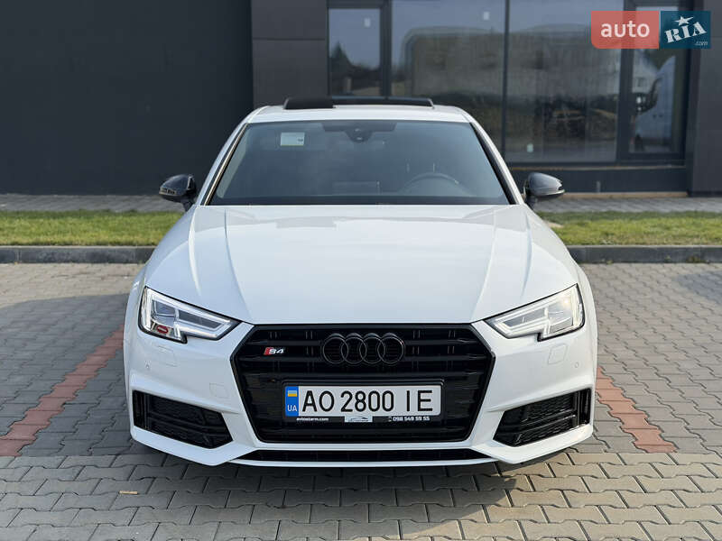 Седан Audi A4 2017 в Мукачево