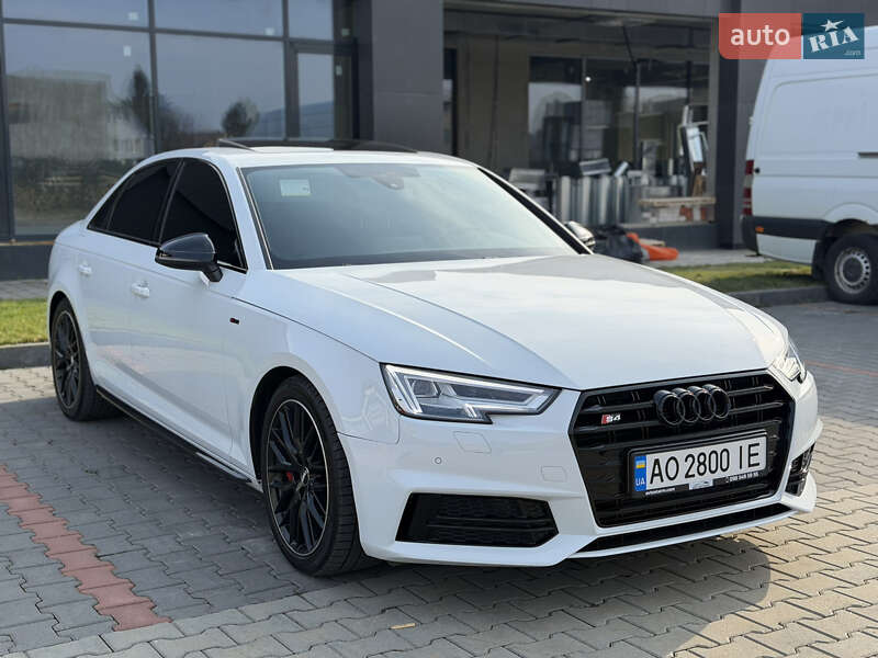 Седан Audi A4 2017 в Мукачево