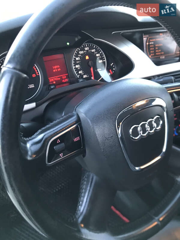 Седан Audi A4 2011 в Львові