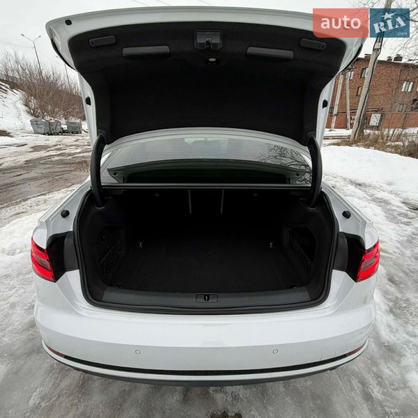 Седан Audi A4 2017 в Глухове
