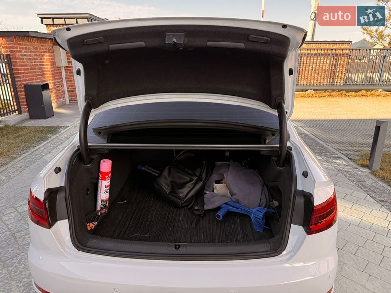 Седан Audi A4 2018 в Львові