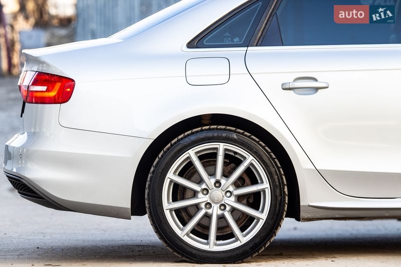 Седан Audi A4 2013 в Львові