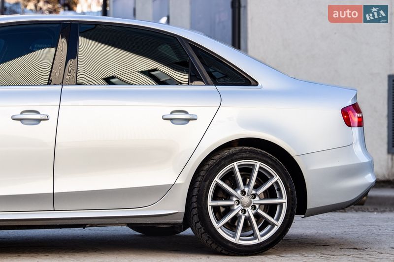Седан Audi A4 2013 в Львові