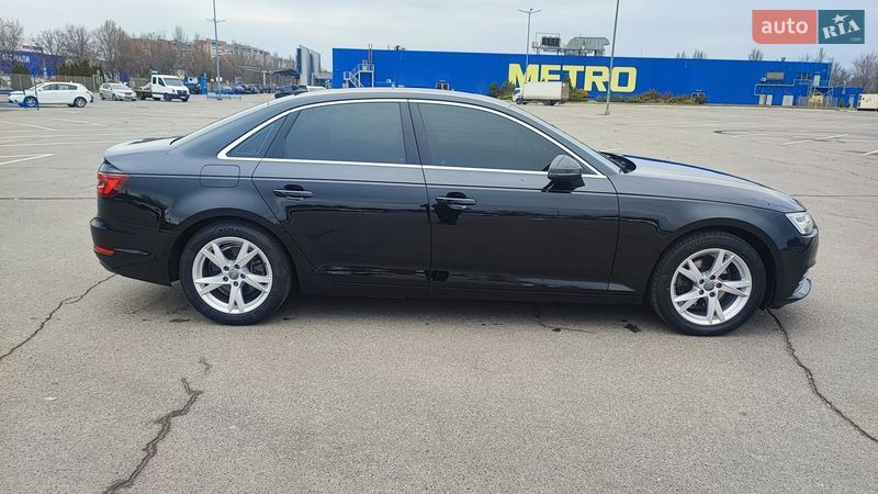 Седан Audi A4 2018 в Дніпрі