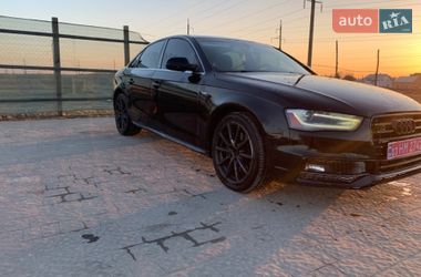 Седан Audi A4 2015 в Львові