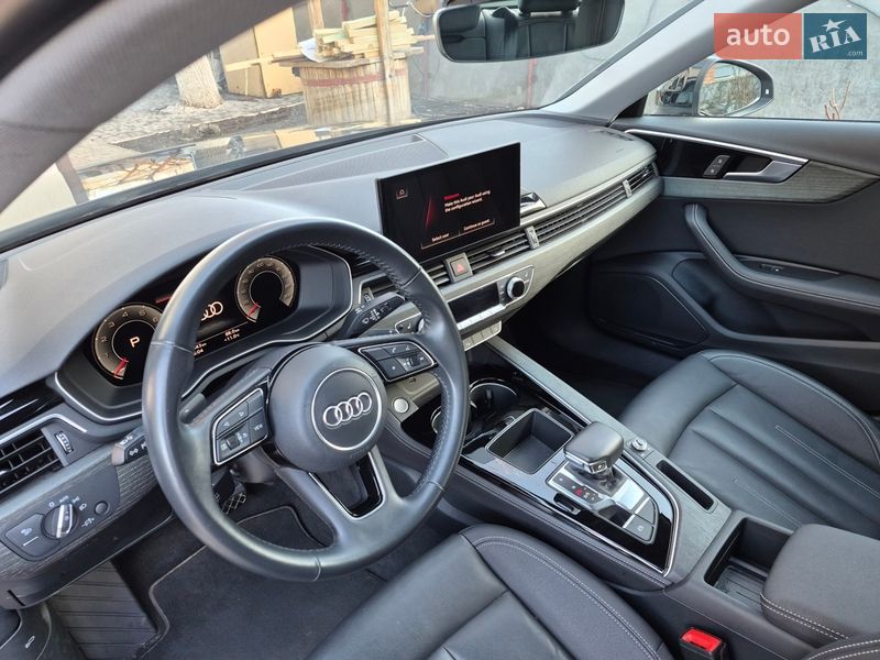 Седан Audi A4 2020 в Карловке