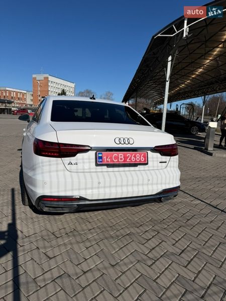 Седан Audi A4 2022 в Полтаві