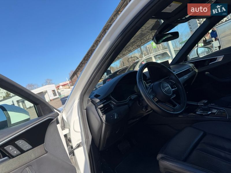 Седан Audi A4 2022 в Полтаві