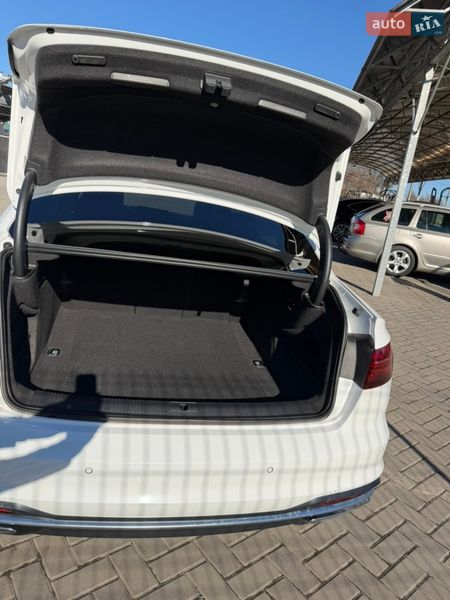 Седан Audi A4 2022 в Полтаві