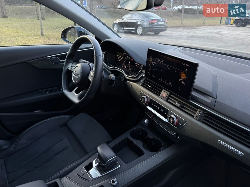 Седан Audi A4 2021 в Киеве