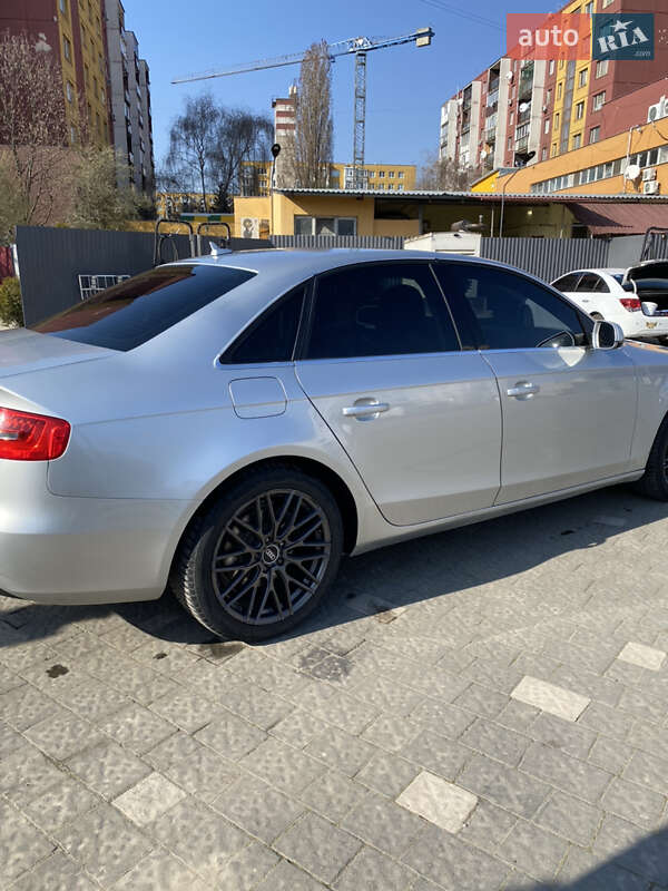 Седан Audi A4 2012 в Ужгороде