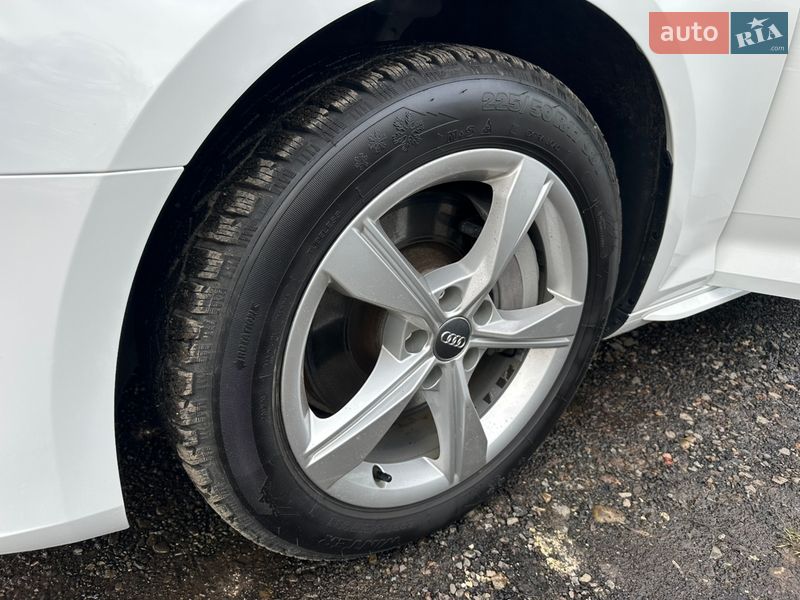 Седан Audi A4 2019 в Львові