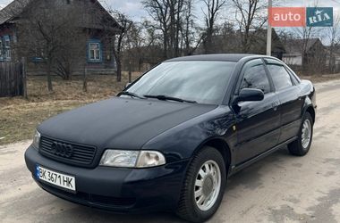 Седан Audi A4 1998 в Дубровице