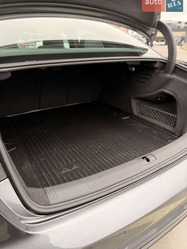 Седан Audi A4 2024 в Киеве