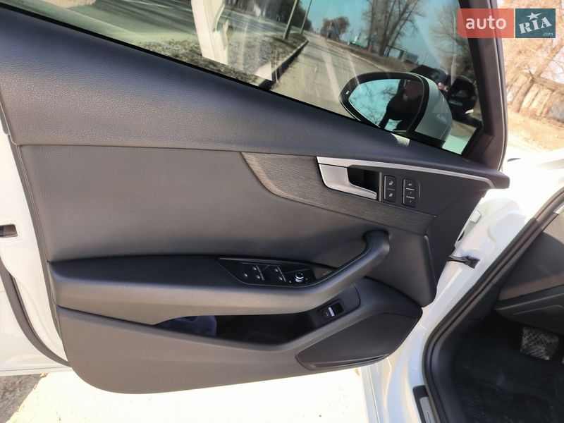Седан Audi A4 2016 в Ромнах
