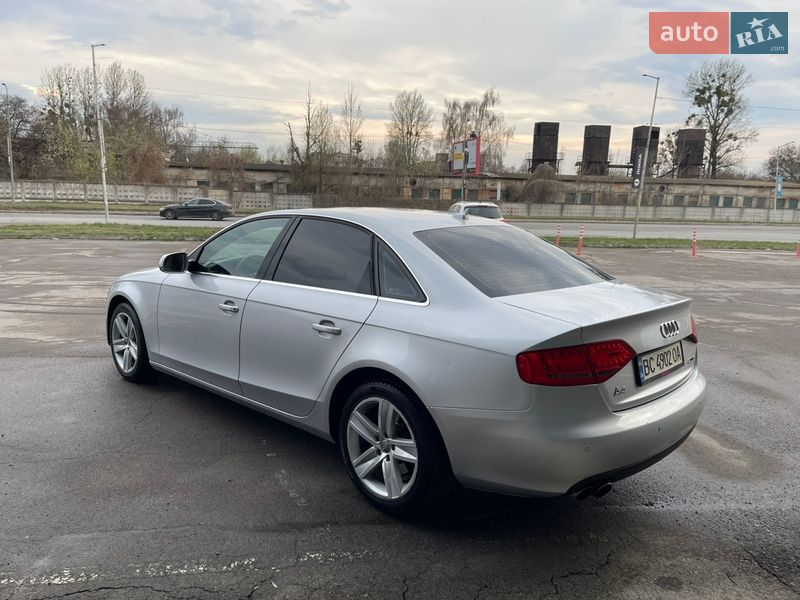 Седан Audi A4 2010 в Вараше