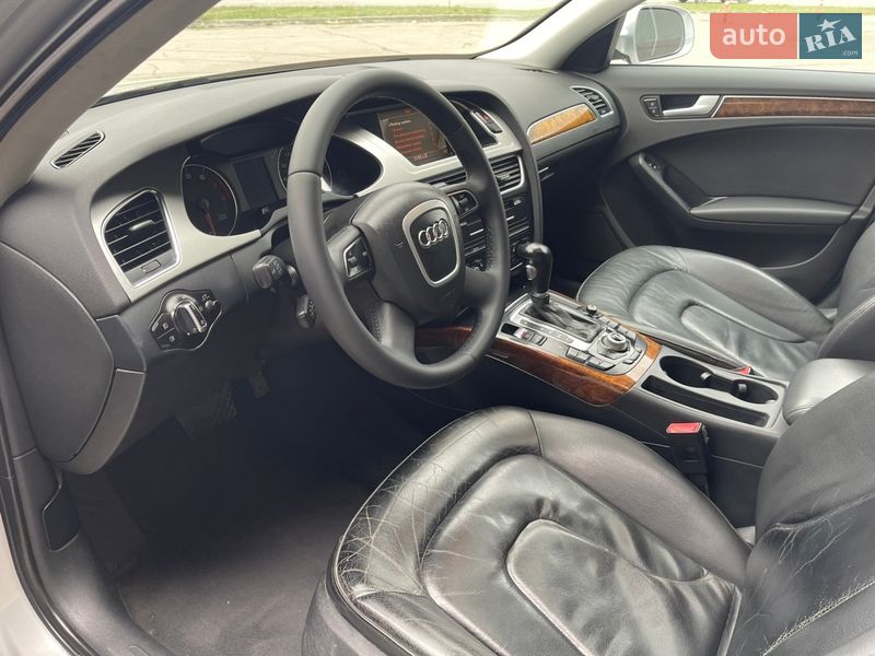 Седан Audi A4 2010 в Вараше