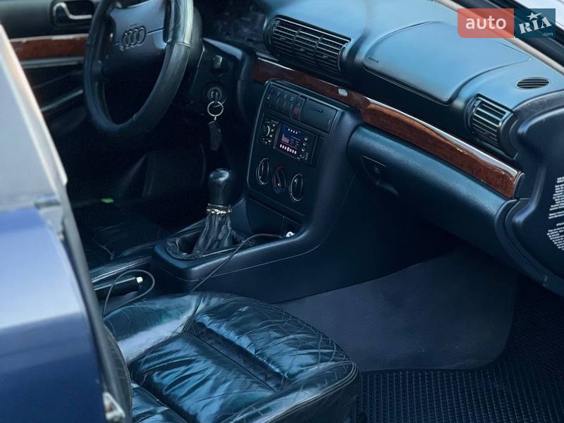 Седан Audi A4 1995 в Остроге