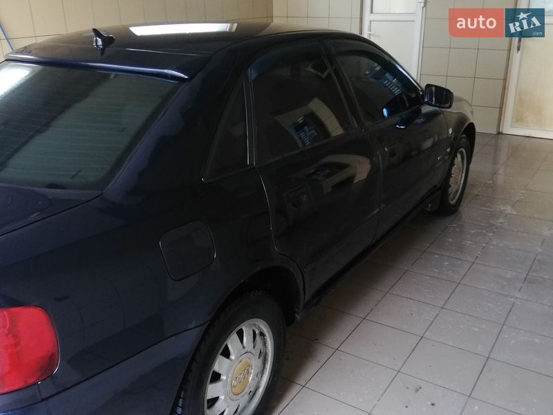 Седан Audi A4 1995 в Рахове
