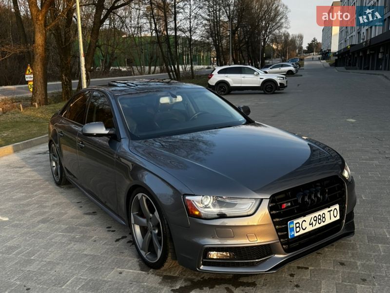 Седан Audi A4 2013 в Новояворовске