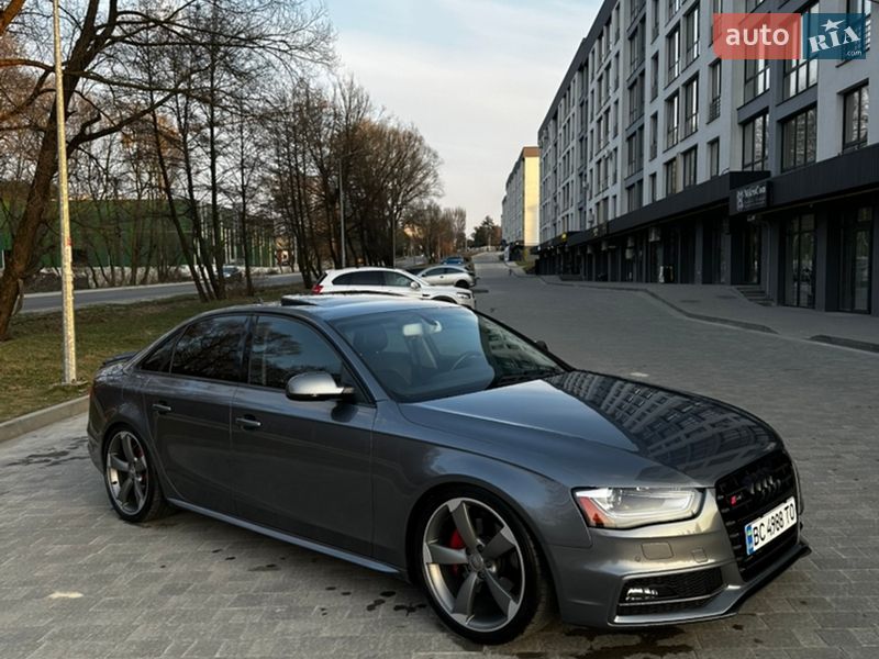 Седан Audi A4 2013 в Новояворовске