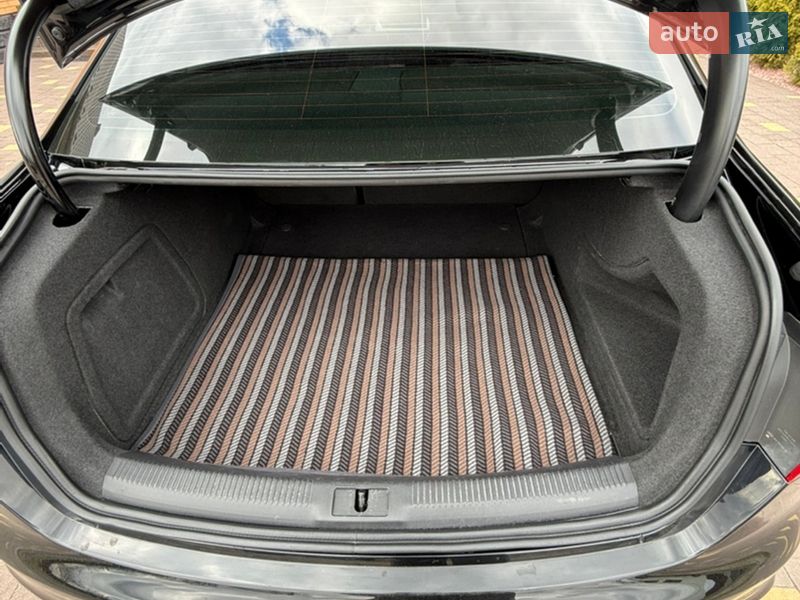 Седан Audi A4 2015 в Вараше