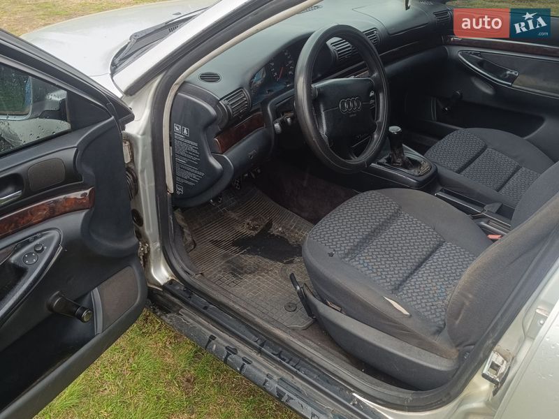 Седан Audi A4 1995 в Ромнах