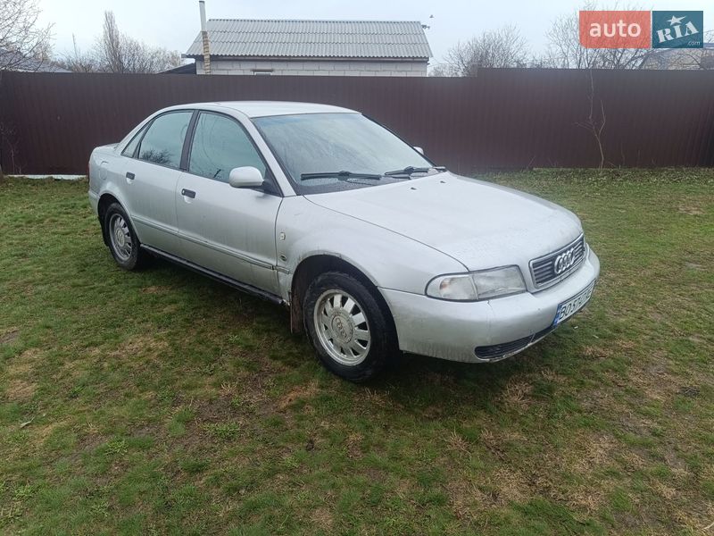 Седан Audi A4 1995 в Ромнах
