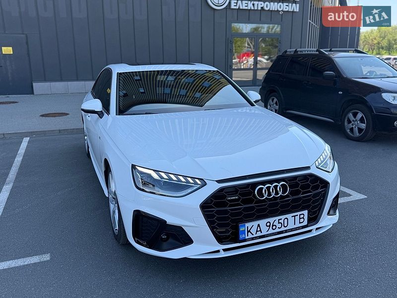 Седан Audi A4 2022 в Киеве