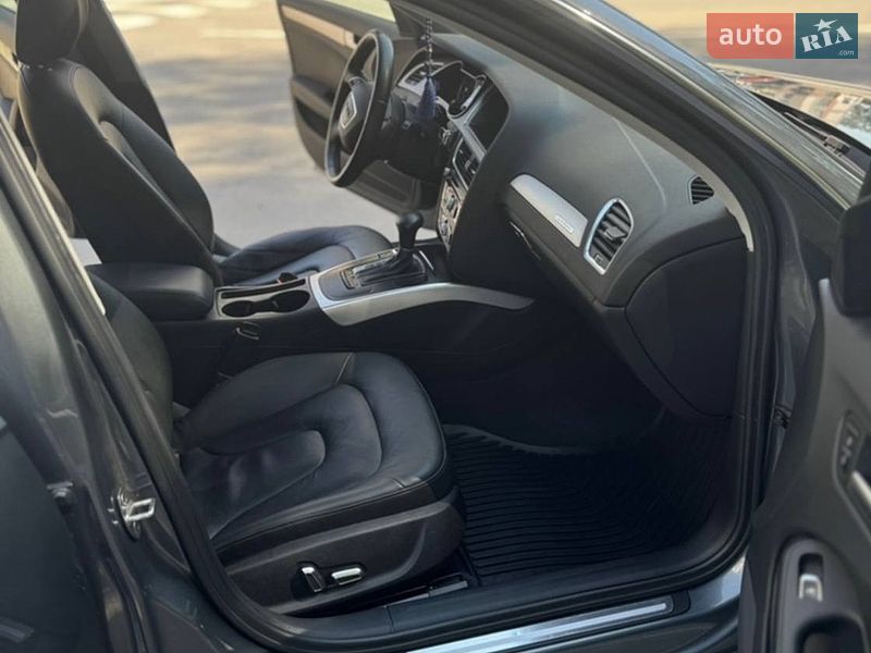 Седан Audi A4 2012 в Львове