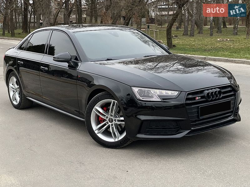 Седан Audi A4 2018 в Львове