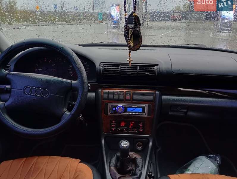 Седан Audi A4 1997 в Голованевске
