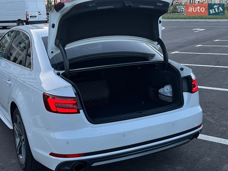 Седан Audi A4 2018 в Ровно