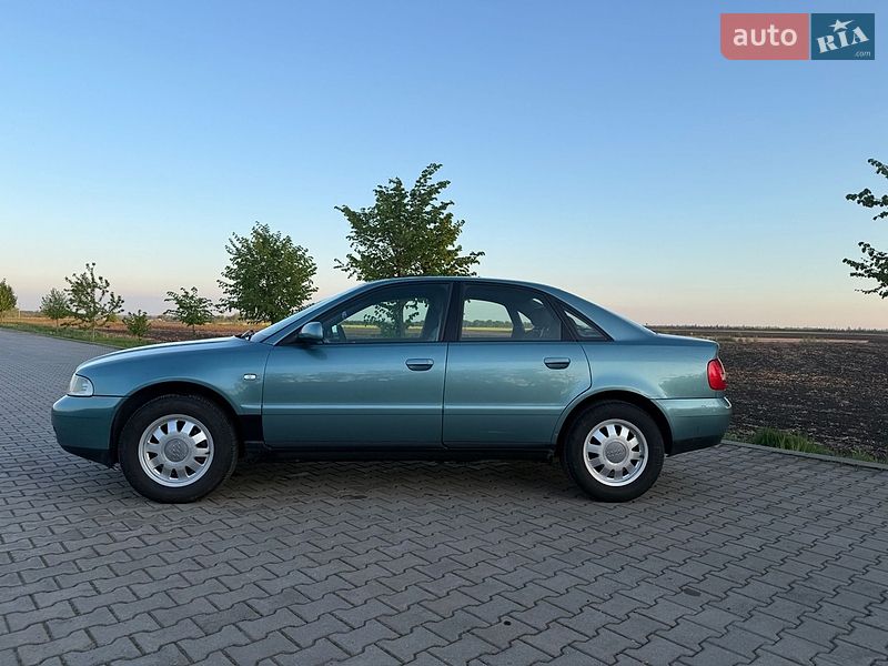 Седан Audi A4 1999 в Липовце
