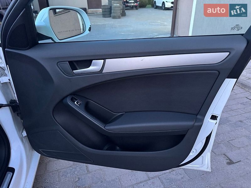 Седан Audi A4 2014 в Львове