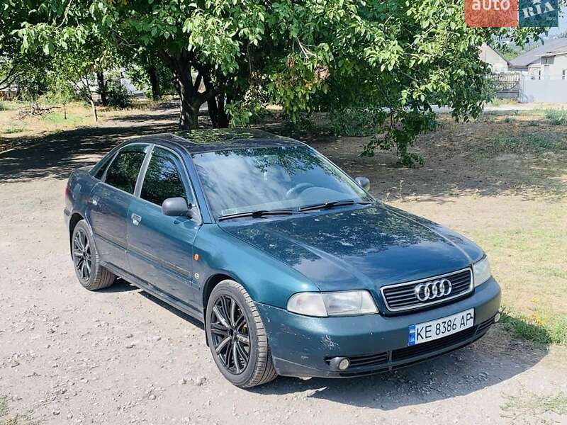 Седан Audi A4 1996 в Днепре