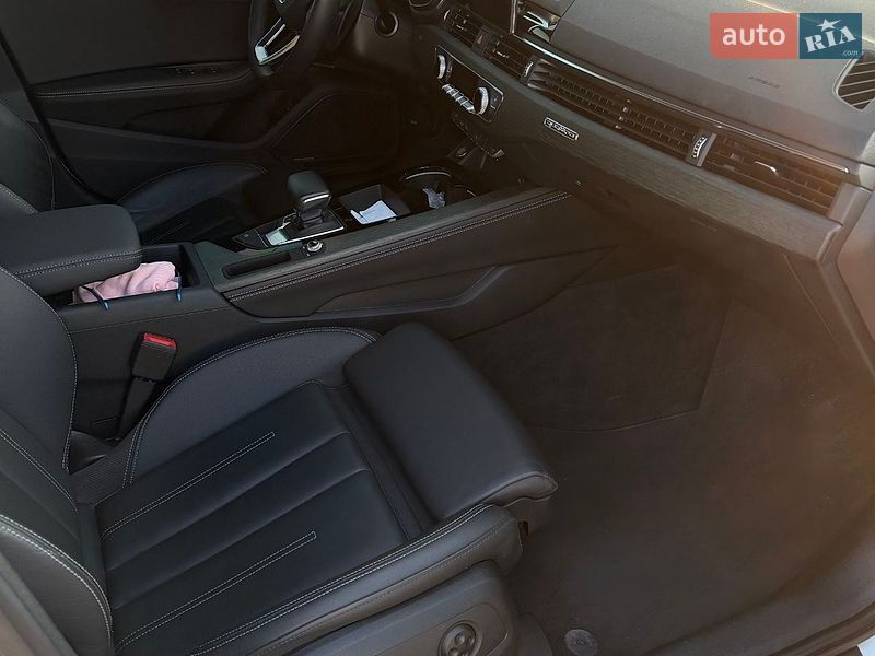 Седан Audi A4 2022 в Дніпрі