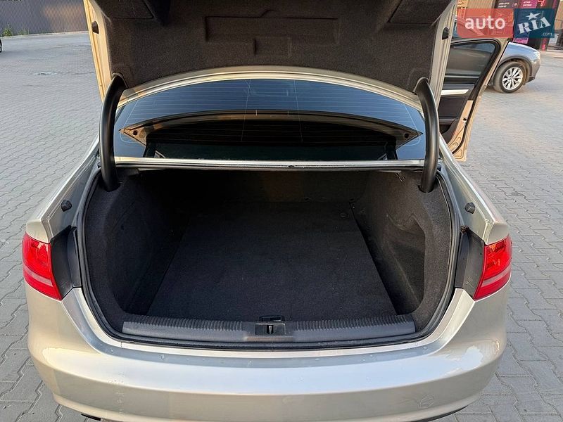 Седан Audi A4 2013 в Львові
