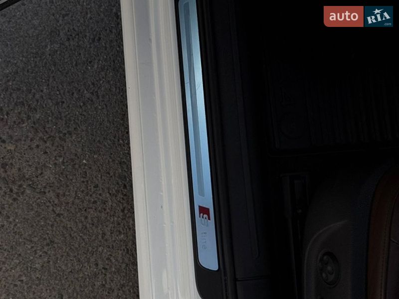Седан Audi A4 2015 в Львові