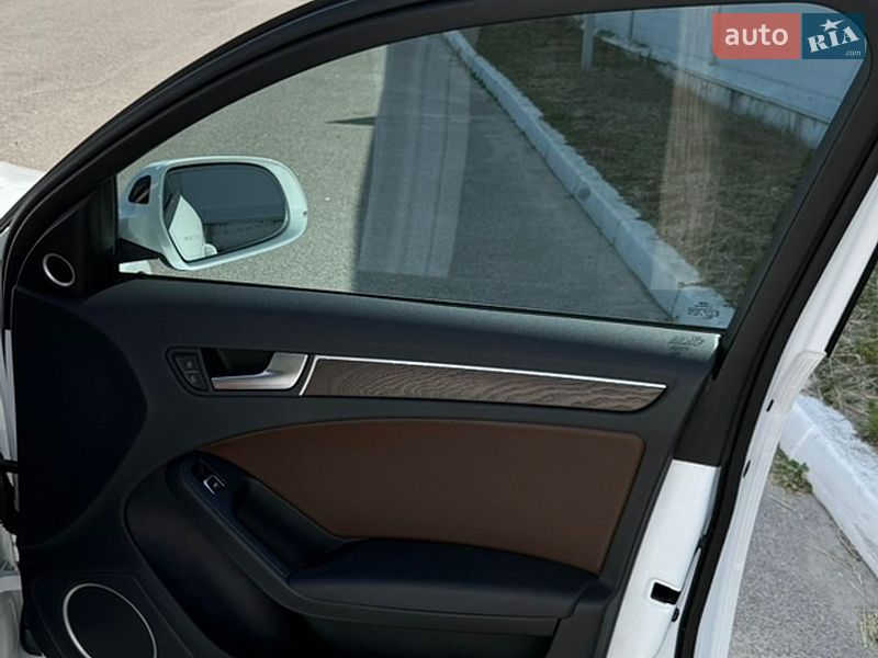Седан Audi A4 2015 в Львові