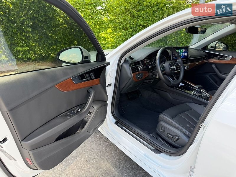 Седан Audi A4 2022 в Киеве