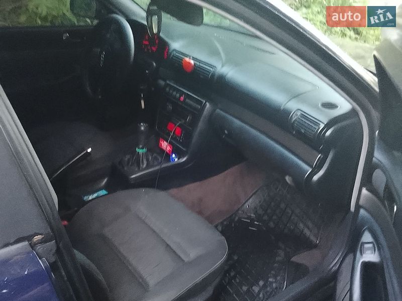 Седан Audi A4 1998 в Теофиполе