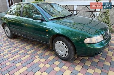 Седан Audi A4 1996 в Бедевлі