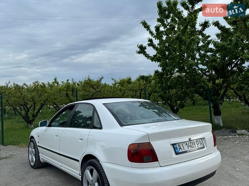 Седан Audi A4 1996 в Немішаєве