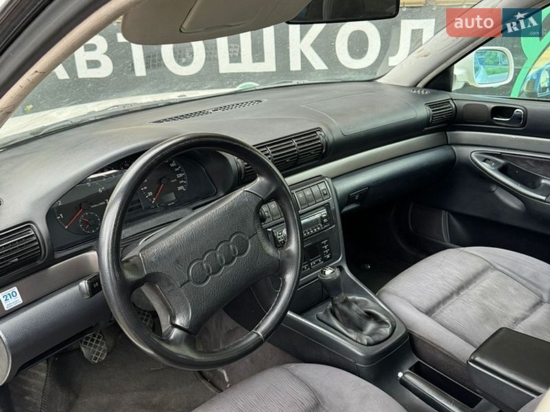Седан Audi A4 1996 в Немішаєве