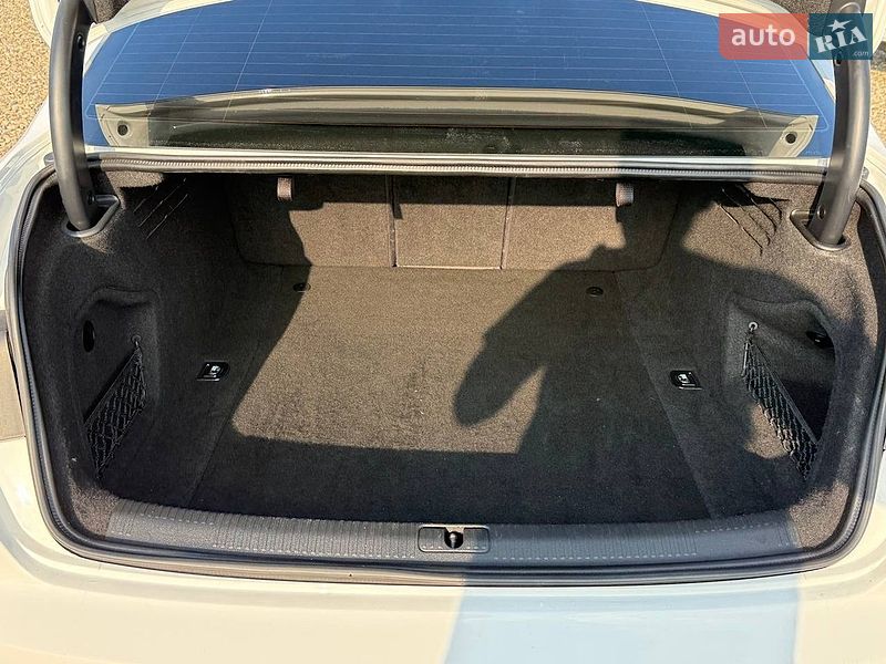 Седан Audi A4 2015 в Стрые