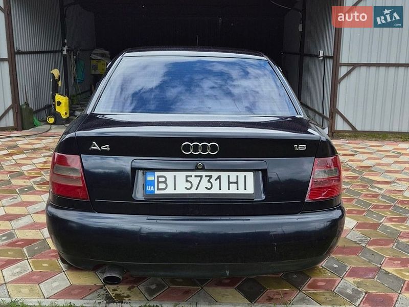 Седан Audi A4 1997 в Хороле
